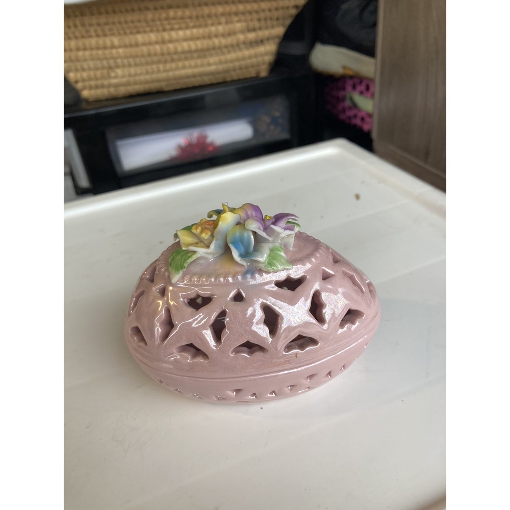 VTG Reticulated Porcelain Egg Shaped Pink Trinket Some Leafs Are Broken - Picture 2 of 11